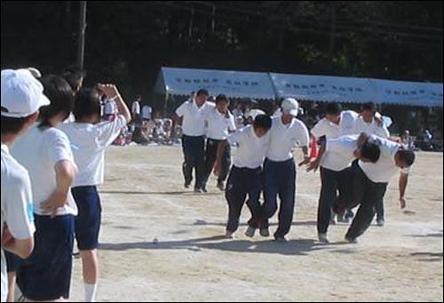 교토 조선중고급학교 체육대회에 참가한 학생들이 선생님과 2인3각 경기에 참가하고 있다. 